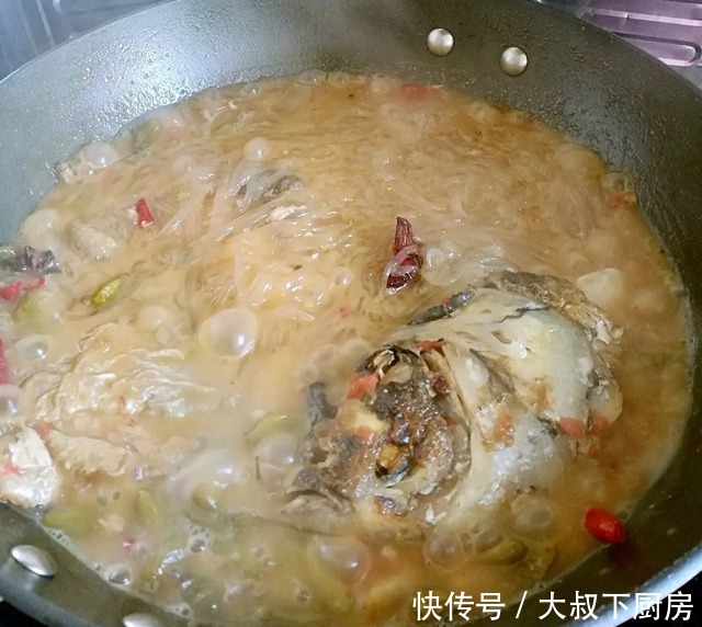 大叔|胖头鱼怎么做好吃？大叔教你胖头鱼炖粉条，鲜嫩味美，Q弹爽滑