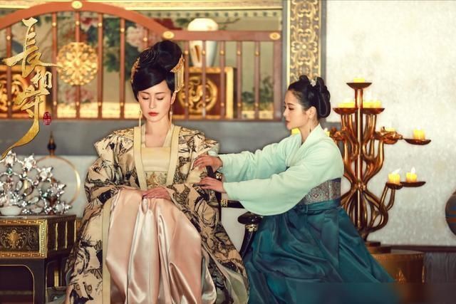  摆地摊|17岁中戏爱上穷小子，裸婚后为生活摆地摊，今因《三十而已》翻红