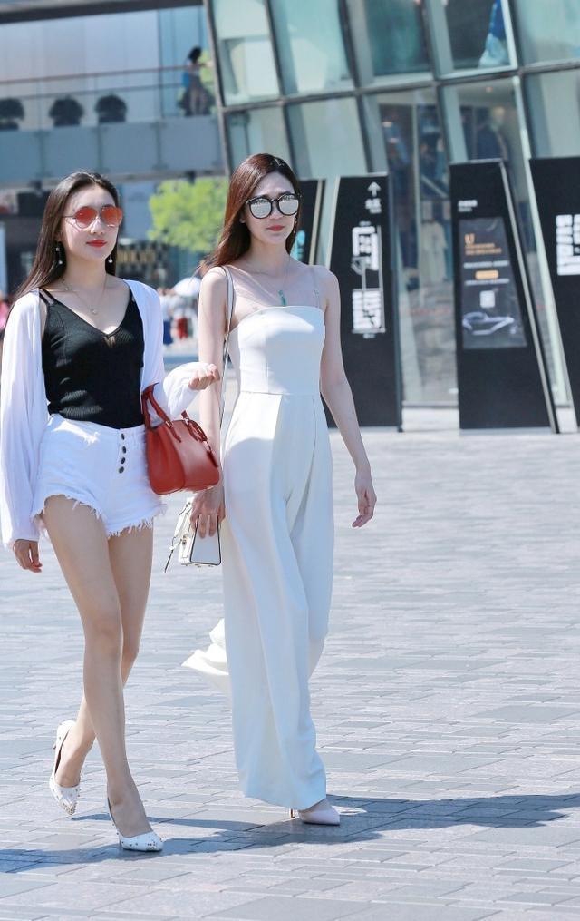 美观|街拍:小姐姐身材玲珑,牛仔裤搭配修身背心,简洁大方美观