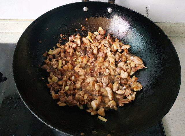  干香|晚餐就做这道辣椒炒鸡，鲜辣开胃，干香下饭，从小到大都吃不腻