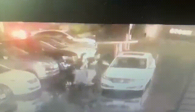  反光镜|嫌别人的车挡路碍事 一男子拳打脚踢还掰断反光镜