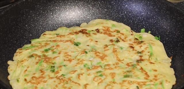 老少皆宜|早餐饼西葫芦鸡蛋饼,味道鲜美,老少皆宜,做法简单又省事、快捷