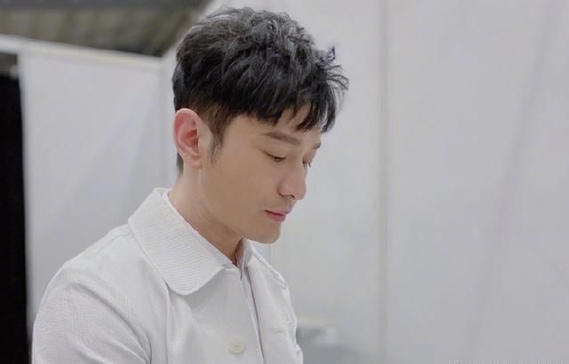  感到|黄晓明脱妆，引起众人嘲笑，有人却感到了心疼？