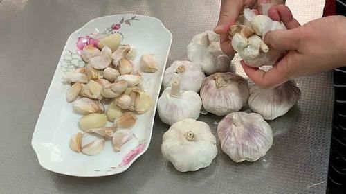  八蒜|腌腊八蒜，别用冷水和热水！很多人搞错了，难怪不香脆还长白毛！