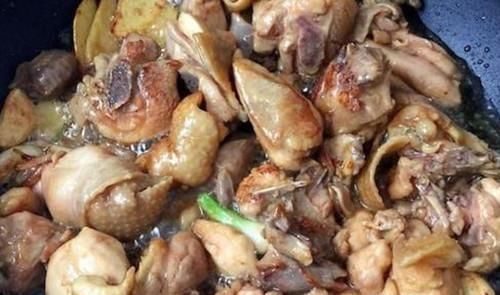  大厨|炖鸡时，焯水和直接炖都是错误的，大厨教你一招，鸡肉不腥