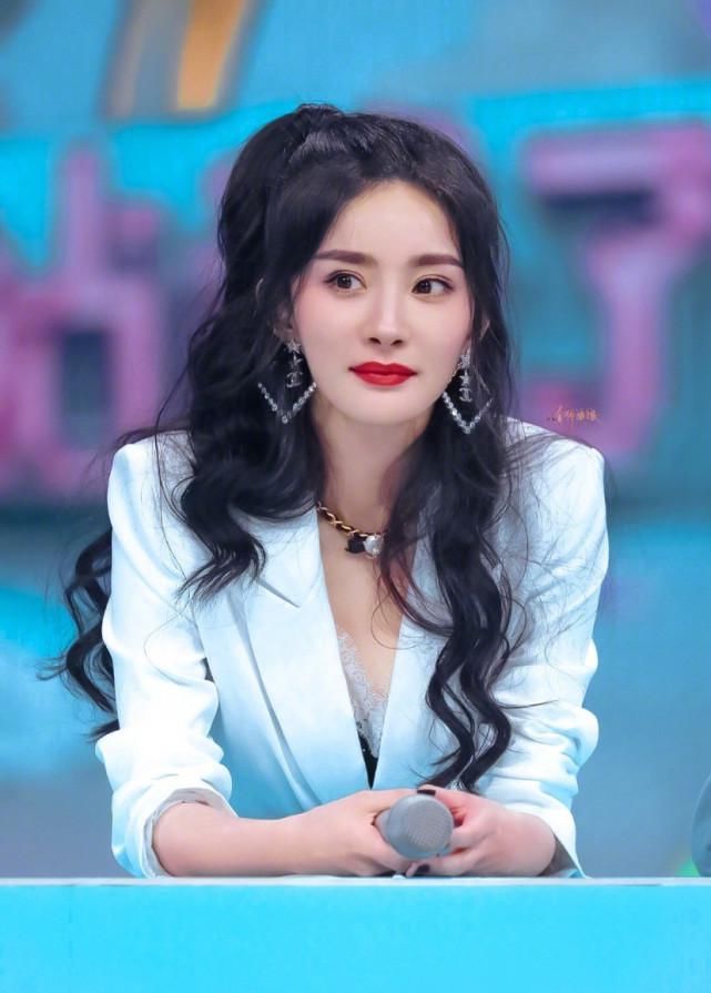  竟成|杨幂新式穿搭，蕾丝打底加西装。腿太细，翘二郎腿竟成“麻花形”谁可以？