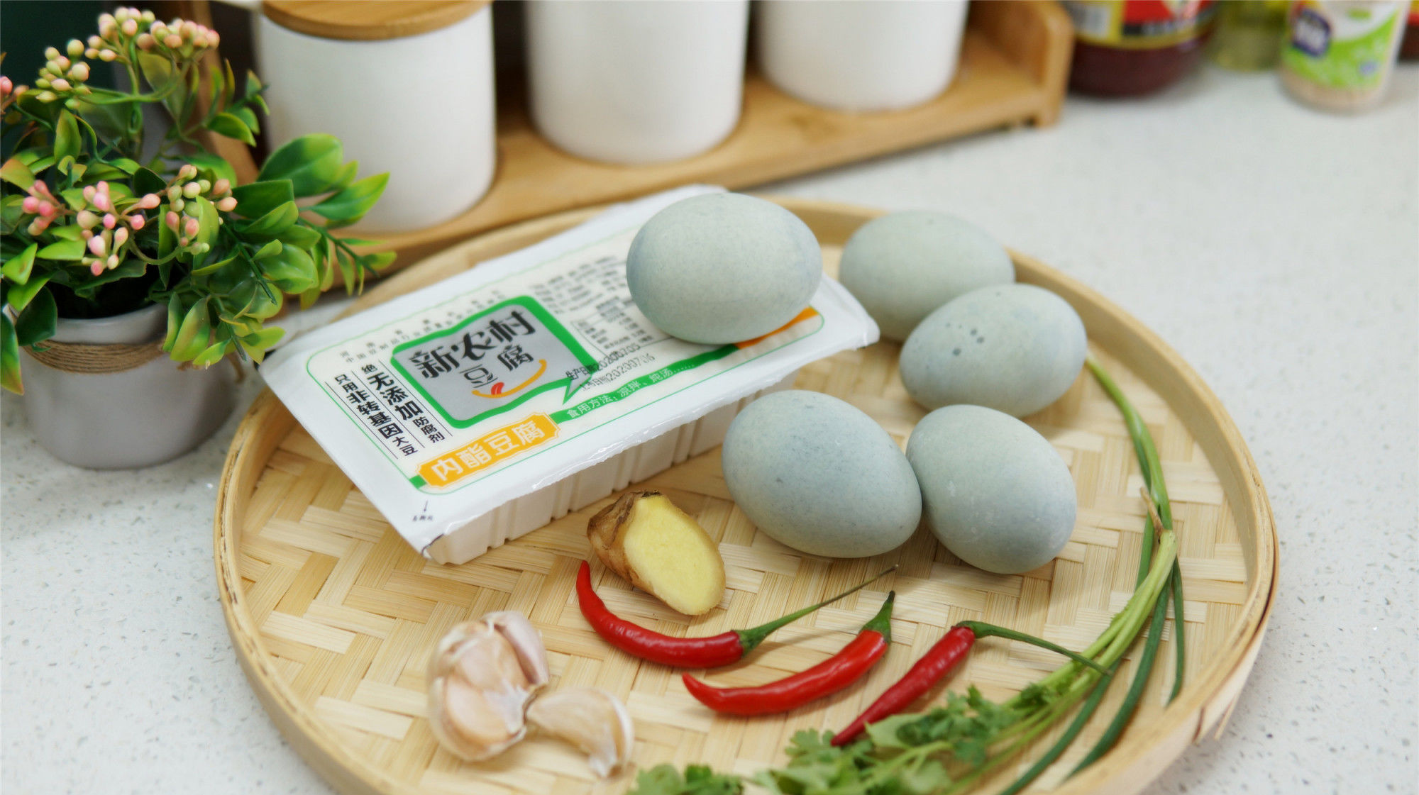 饭店|切松花蛋,直接用刀切就错了,饭店后厨这样做,溏心蛋也能切整齐