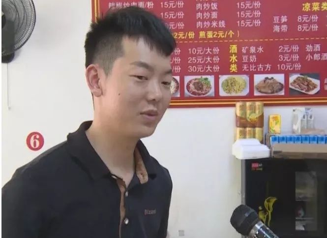  面馆|凌晨早餐店来了一个“黑衣男”！当着消防员的面做“这种事”