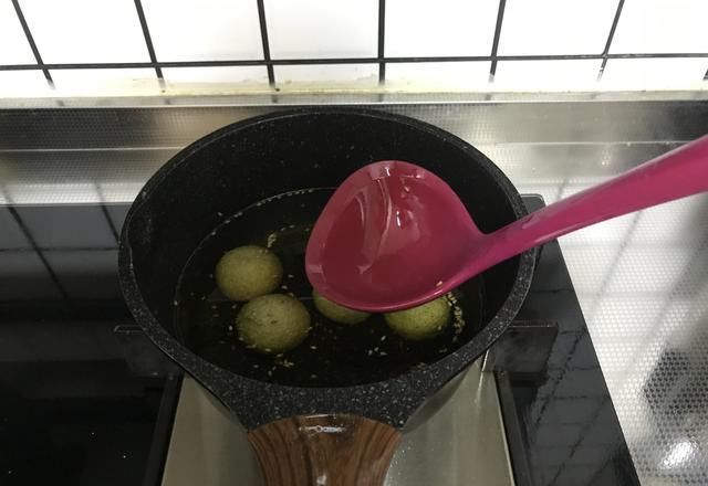  个个|炸麻团的秘诀，不加泡打粉也能个个空心，不开裂不塌陷，简单好吃