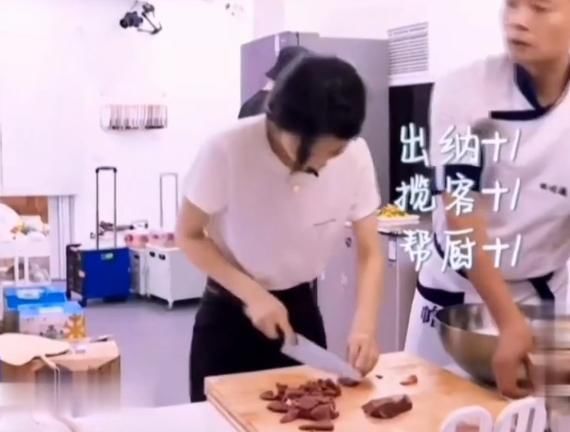 脱妆|赵丽颖当帮厨热到脱妆,画面放大她的素颜后,再也不信冯绍峰的眼光