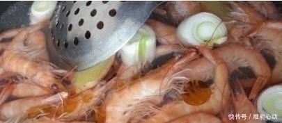 放一些|水煮虾时,有人放盐有人放醋,都不对,应该加点它,虾肉鲜嫩无腥味