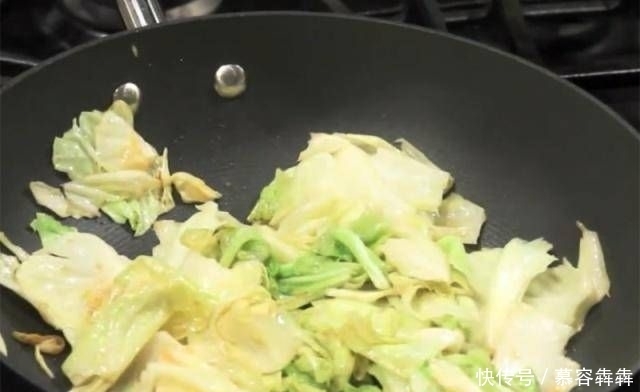  包菜|一种有两种口味的食物，手撕包菜有辣的，糖醋莲白有酸的