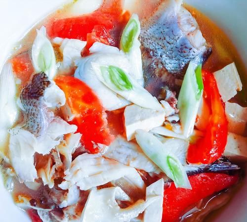  鱼头|1个鱼头，1个西红柿，1块豆腐，轻松做1盆，别具风味开胃鲜汤