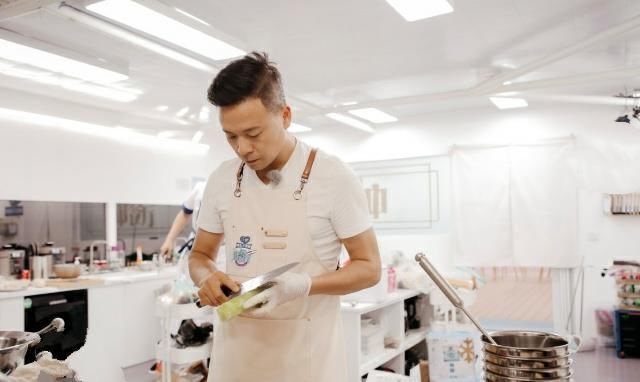  黄晓明|《中餐厅4》首播惹争议，黄晓明遭算计，赵丽颖拒绝拍摄却曝光语音