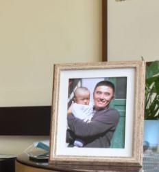  不慎|男婴不慎摔成重伤，绝望父母先后从医院跳楼身亡，儿子却奇迹般活了