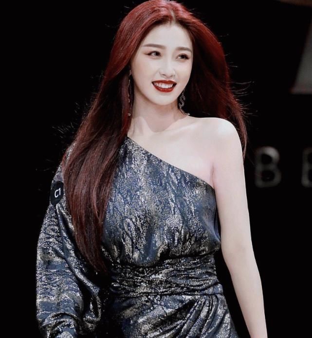  自信|虞书欣红发走秀太飒，神采飞扬特自信，用气场在线撩！