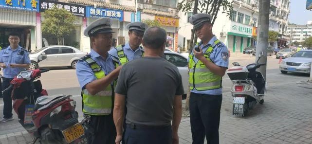 严查|【创文进行时】婺源公安交警严查各类违法行为