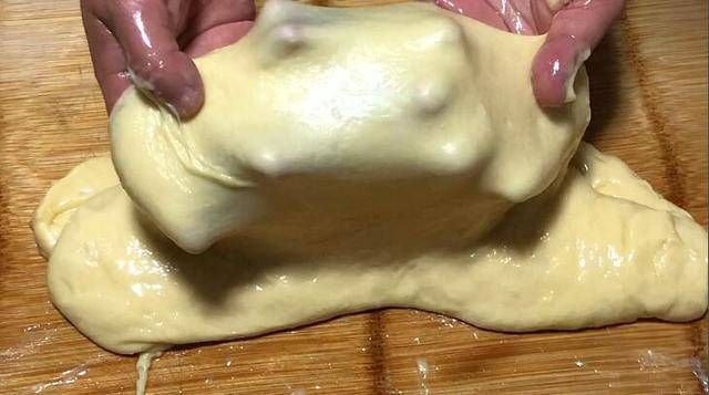  好吃|面粉别蒸馒头了，教你个新做法，比花卷油条还好吃，特别香