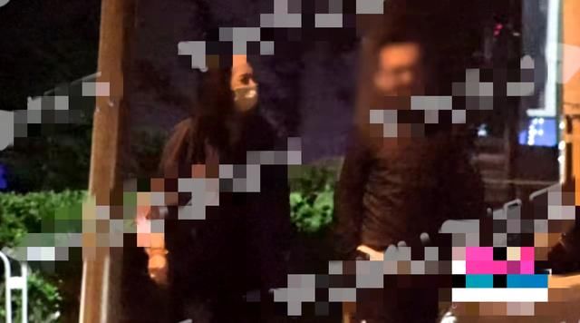  神秘|白百何身边换人了？出行获神秘男子全程陪同，聊到开心处相视一笑