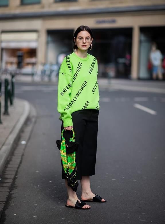 舒适|最近火了一种穿搭，叫“阔腿裤+拖鞋”，舒适自在，时髦精都在穿