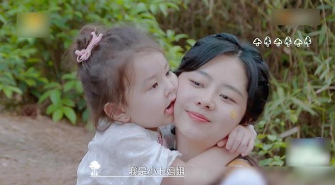 粪坑|谭松韵多没有偶像包袱?饭桌上大聊自己掉粪坑的经历,还不顾形象大口吃面!