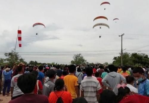 大手笔|泰国女中9000万彩票大奖!大手笔租10架飞行伞空抛金项链庆生!