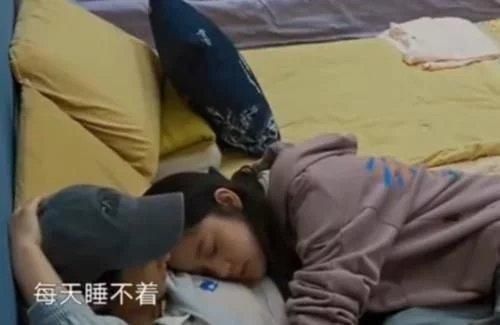 张子枫|张子枫录《向往的生活》总戴帽子?听完妹妹的回应,莫名很心疼