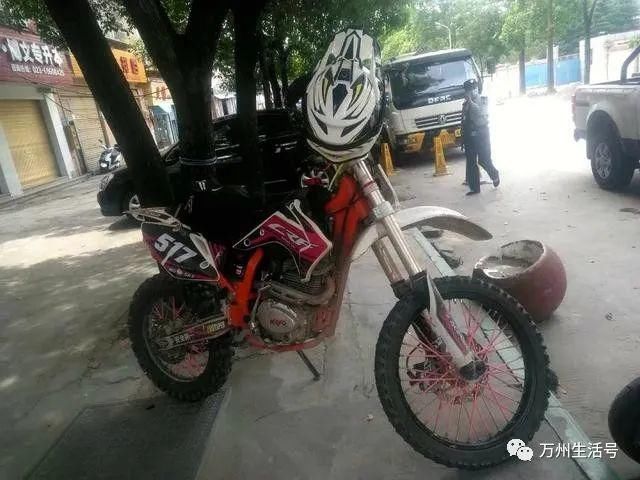  民警|兜风耍酷？周家坝两小伙骑“赛摩”违法上路，双双被查处！