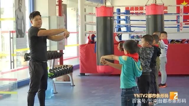 喜欢|“把我所学的、我的爱好传给喜欢的学生”陡普鲁小学里的拳击教练