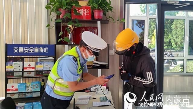 呼和浩特交警开展“礼让斑马线，电动车安全佩戴头盔”活动