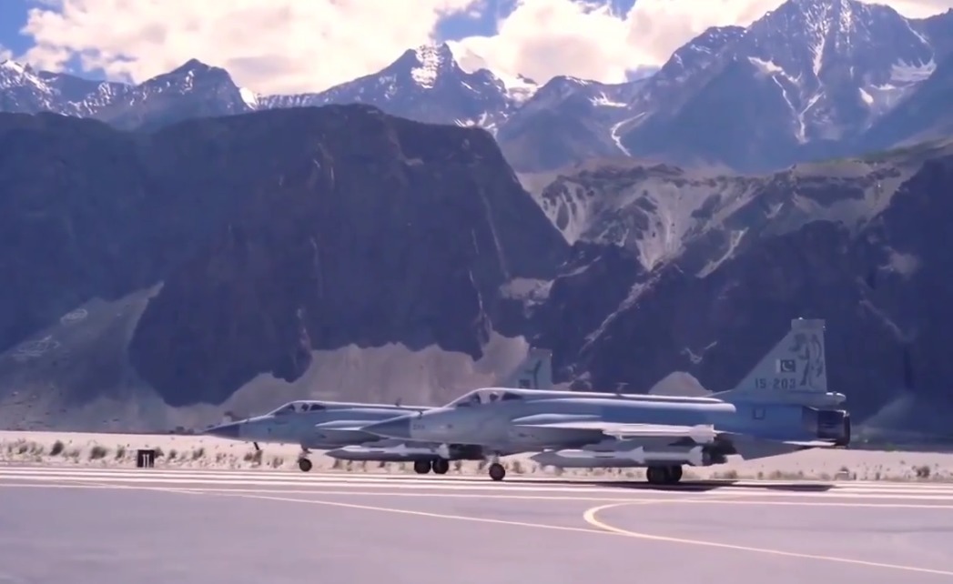 巴基斯坦|巴基斯坦前线迎来神秘人物，大批枭龙列队欢迎，印指挥官脸色铁青