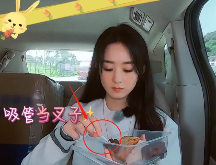  蛋糕|想吃蛋糕却没有叉子，赵丽颖的做法太聪明，是吃货没错了