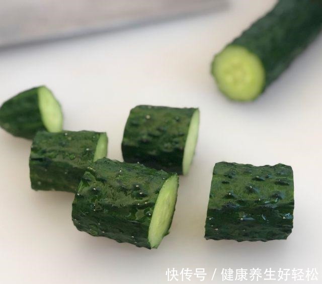 凉拌|凉拌黄瓜这样吃,方便又快捷,一次一盘都不够