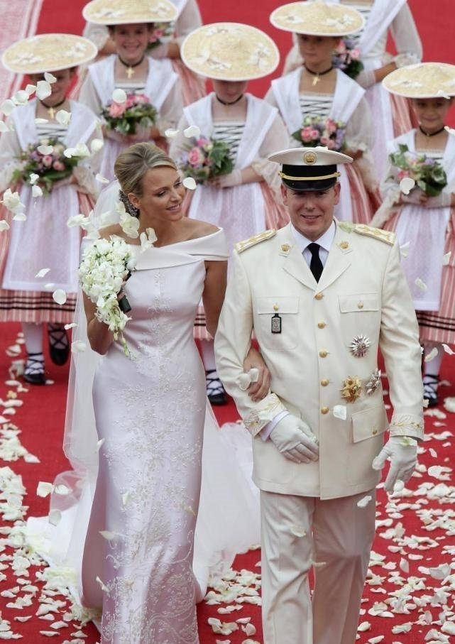 摩纳哥|62岁摩纳哥亲王结婚9周年娇妻美艳绝伦,龙凤胎王子公主萌翻天