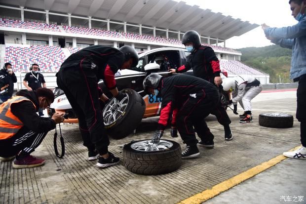 转向|601号赛车被撞，轮圈缺一块还能完赛。818号赛车突然无法转向
