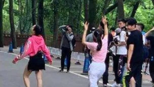  全职|伊能静参加很多综艺节目，为什么当过全职妈妈的女人会疯狂工作