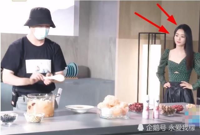  工作人员|赵丽颖拍摄没开空调，披头散发工作，肩膀垫毛巾吸汗很接地气