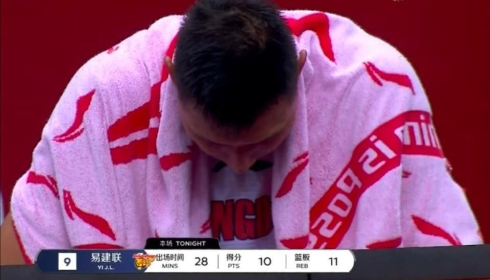  受伤|赵睿受伤，杜锋面无表情，老大哥易建联略显疲惫！