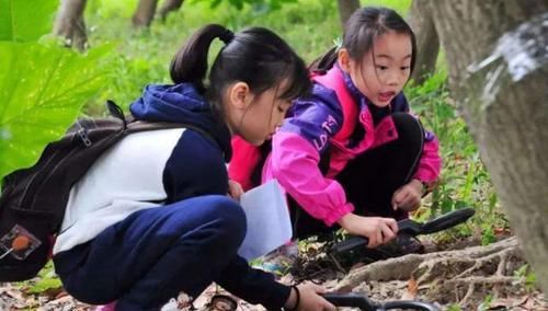 让座|＂我是孕妇，你就得给我让座！＂面对逼迫，7岁男童的反应尽显教养