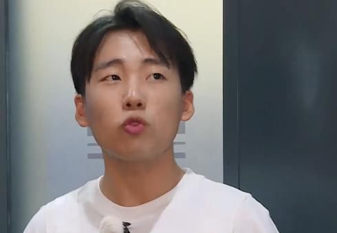  主动|郭麒麟主动让蔡徐坤撕掉自己名牌，实则红了眼眶，多少有一些不舍