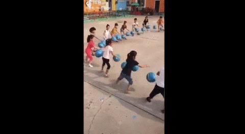  围观|中国幼儿园小朋友拍球的10秒视频，引3000万外国网民围观