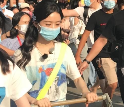  路透|《中餐厅4》路透，赵丽颖超市买食材，镜头下的小蛮腰让人羡慕