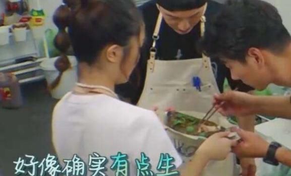  红烧鱼|张亮做菜被客人投诉，红烧鱼没做熟，赵丽颖机智圆场