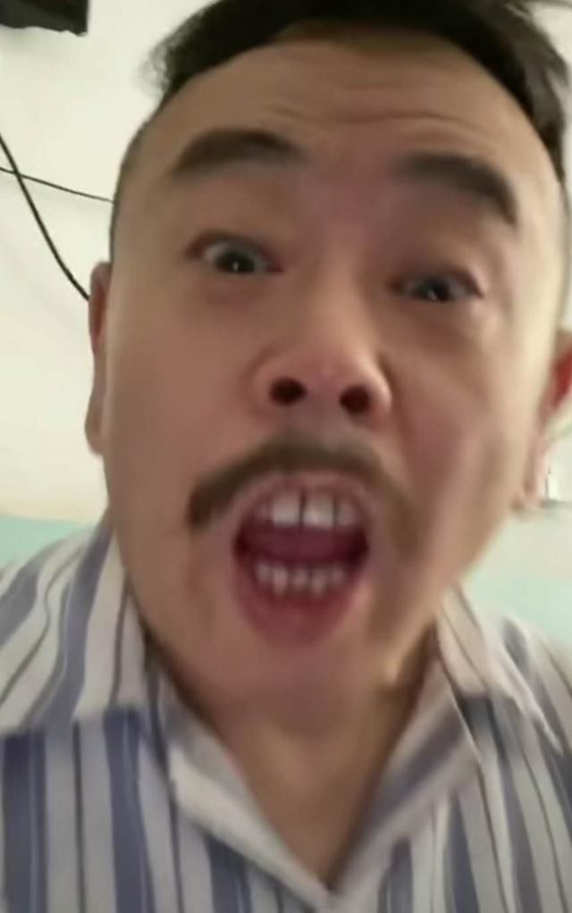  病号服|62岁潘长江疑健康告急穿病号服现身显老态，背景杂乱似医院