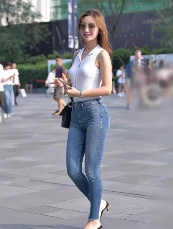 热裤|街拍：身材高挑的小姐姐，条纹上衣配牛仔热裤，青春活力气息