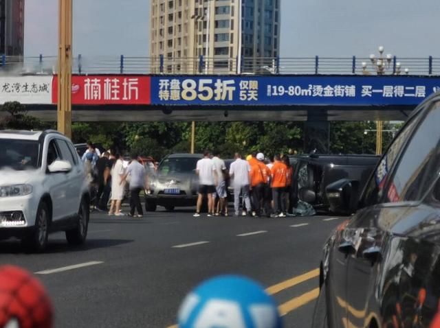  天来|天来豪庭附近发生车祸，一车侧翻冒烟，一车冲上花台撞到洒水车