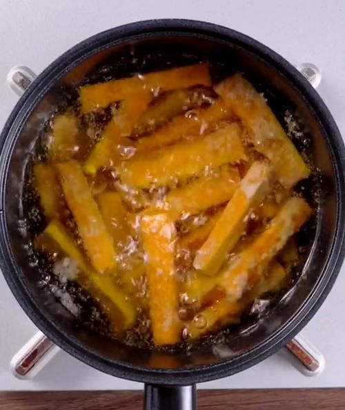  鸭蛋|鸭蛋黄焗南瓜的用料，鸭蛋黄焗南瓜的做法，甜咸适口，软糯沙甜有营养又好吃