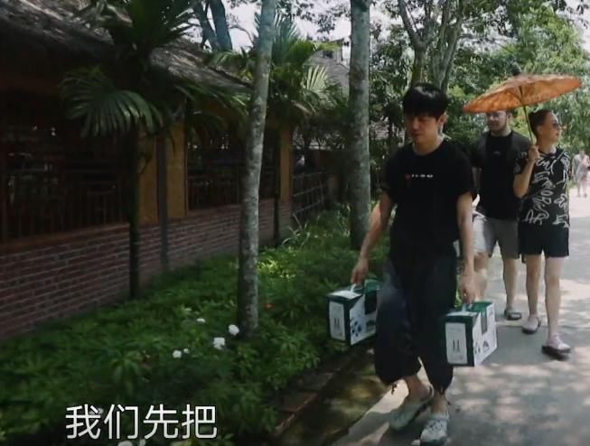 用意|何老师串门前把礼物扔路边不拿,本以为太小气,用意却让人敬佩!