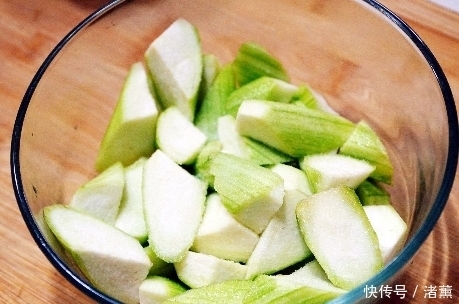厨师|炒丝瓜时，不要直接就下锅炒，厨师教我1招技巧，丝瓜翠绿不发黑