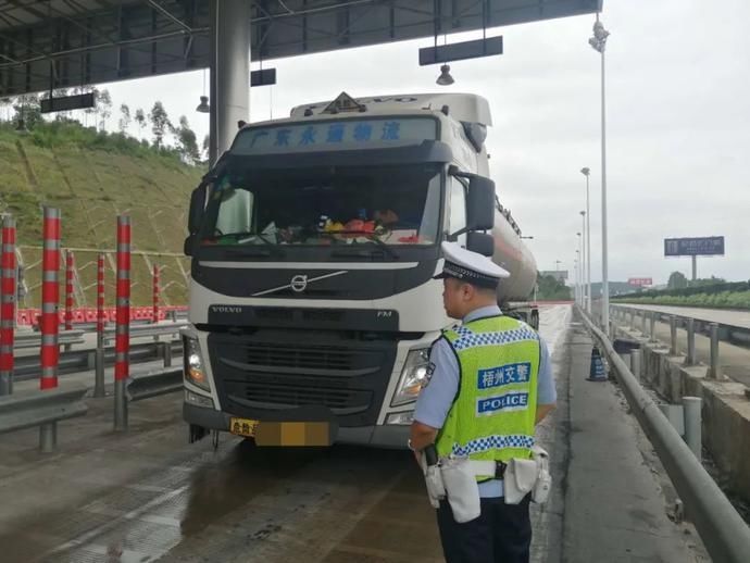 守护|国庆我在岗丨梧州交警“逢五”亮剑,守护平安畅通出行路!